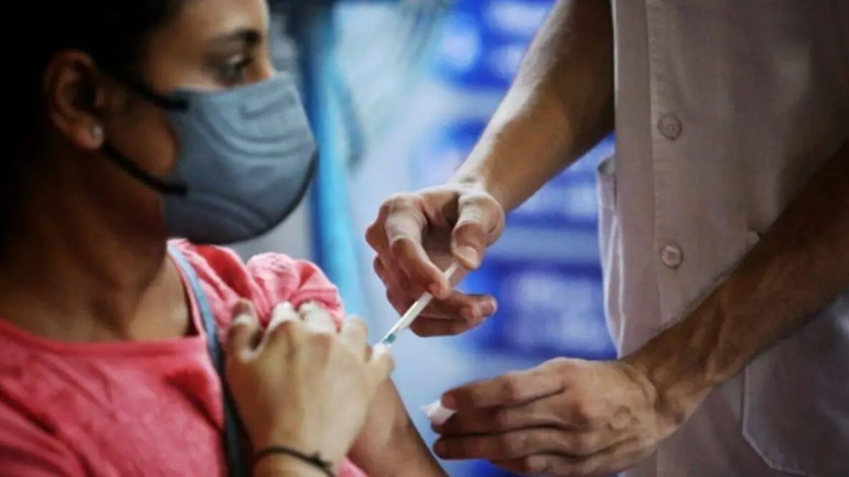 Covishield Side Effects : कोरोना वैक्सीन ले चुके लोगों पर मंडराया संकट,
कोविशील्ड के दुष्प्रभावों को लेकर जयपुर से बड़ा अपडेट - image