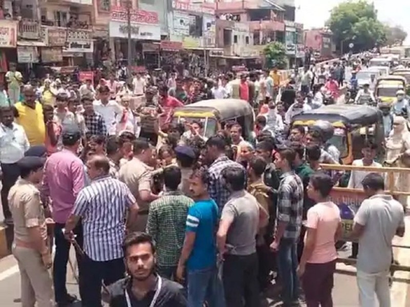 हत्या के विरोध में समाज के लोगों का विरोध प्रदर्शन