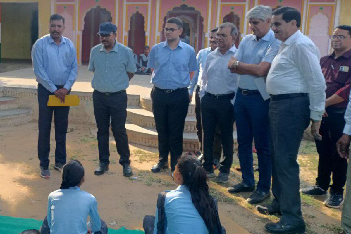 Rajasthan: शिक्षा शासन सचिव पहुंचे स्कूल, राज्यपाल का नाम नहीं बता सके बच्चे,
जिंस पहने दिखे शिक्षकों को चेताया - image