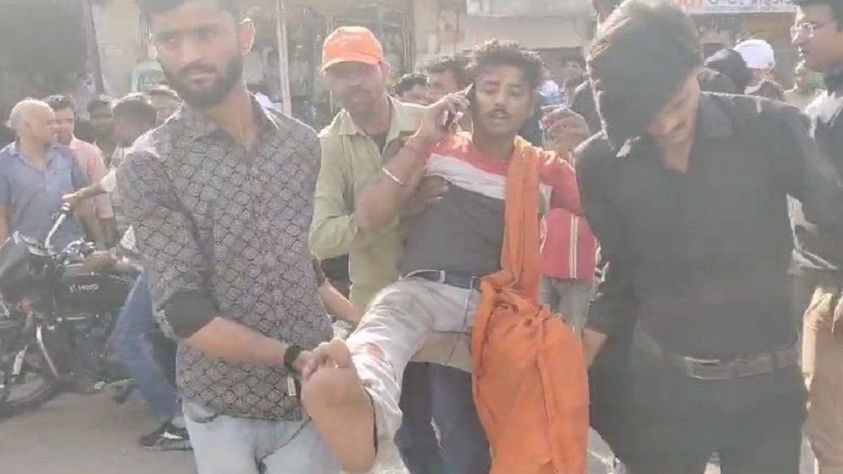 धौलपुर: सरेबाजार युवक पर हमला, लाठियों से करते रहे मारपीट, नहीं आया कोई बचाने - image