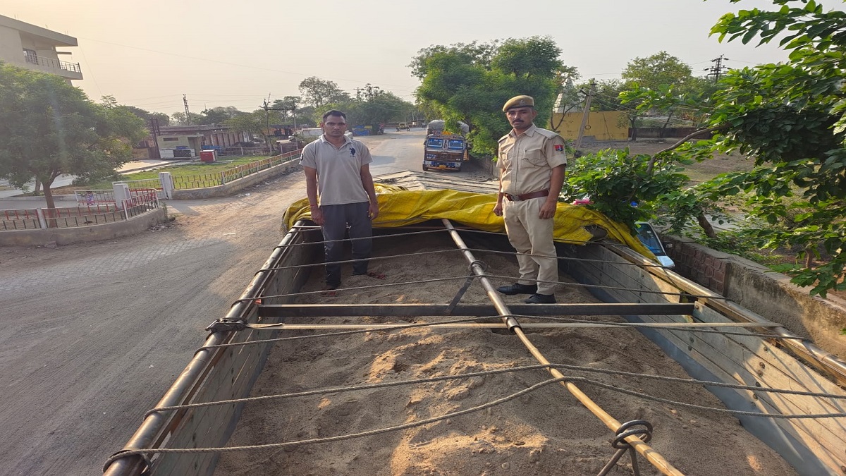 धौलपुर: पकड़ में नहीं आए इसलिए फर्जी नम्बर प्लेट से बजरी का अवैध बजरी परिवहन,
पुलिस ने आगरा जा रहे ट्रक को पकड़ा