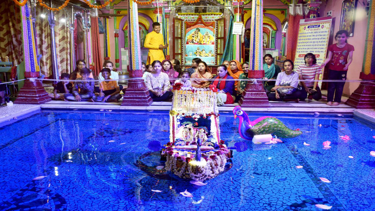 वृंदावन से आए सतरंगी फूलों से सजी नौका पर जलविहार के लिए निकले भगवान देवराघवजी