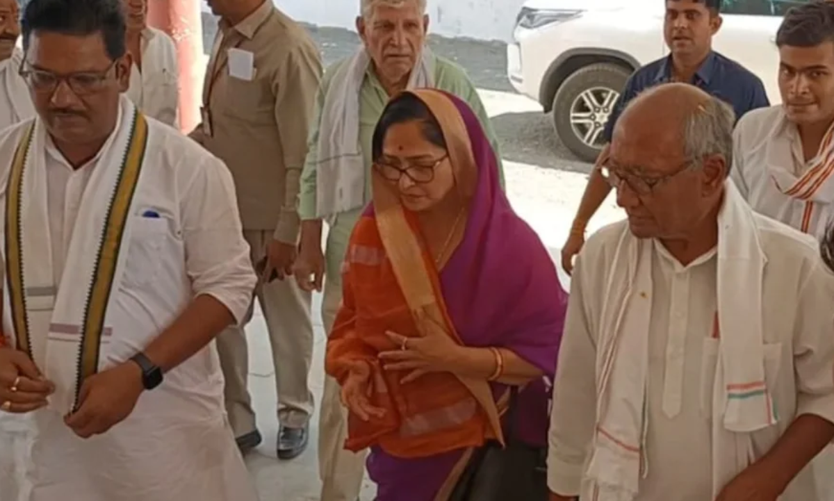 दिग्विजयसिंह का बड़ा कदम, गुना में पत्नी के साथ चौकीदारी कर रहे कांग्रेस नेता - image