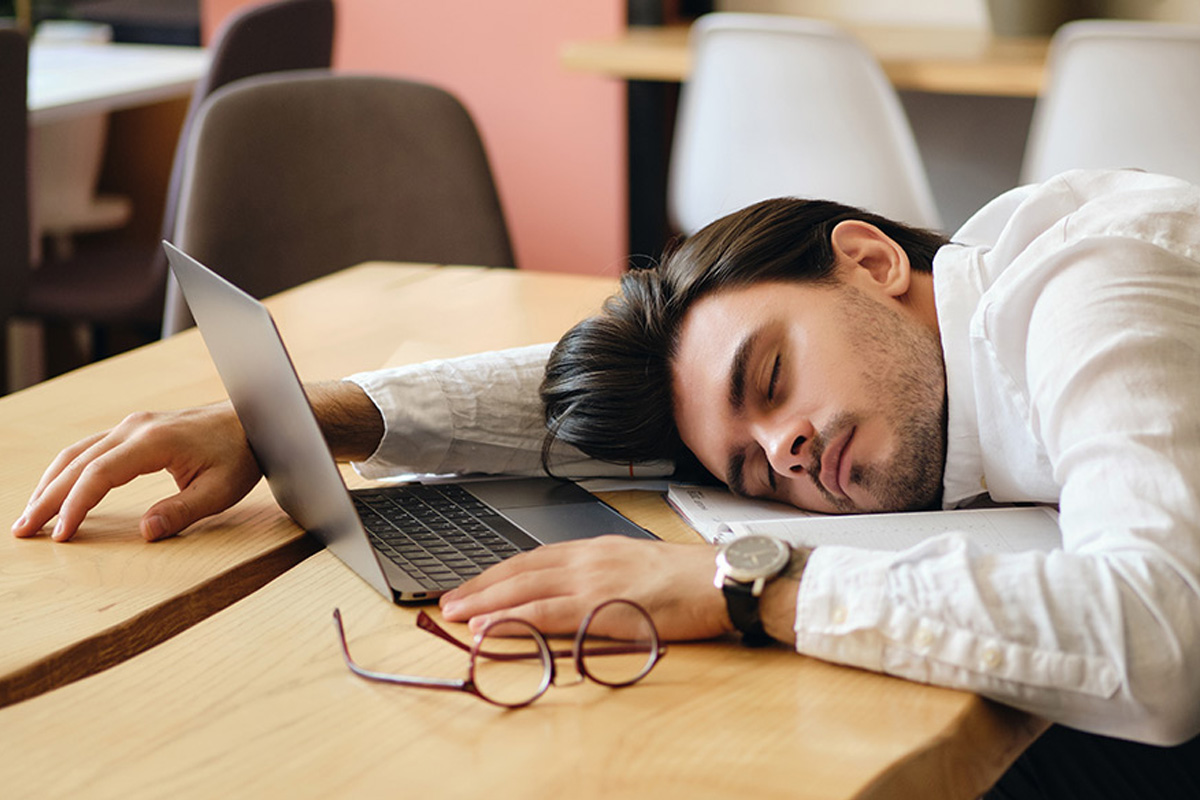 दिनभर रहती है सुस्ती और नींद जैसा ? इन 3 विटामिन की कमी दूर करेगी थकान