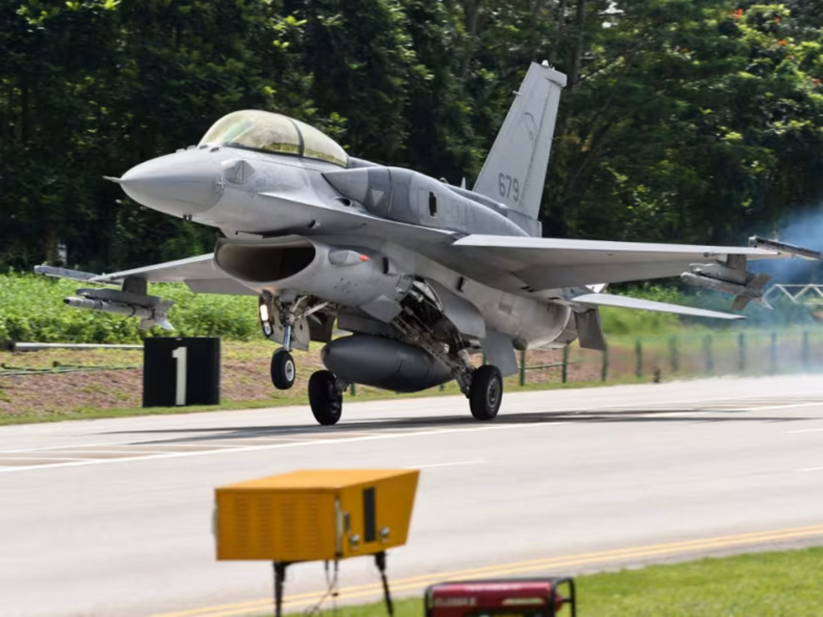 सिंगापुर में क्रैश हुआ F-16 फाइटर जेट, पायलट सुरक्षित