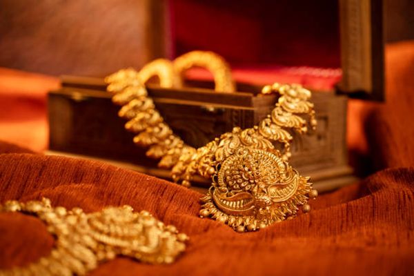 गोल्ड के तीखे तेवर से ब्याह में जेवर बनवाना हो रहा मुश्किल, निवेश करने वालों की मौज
