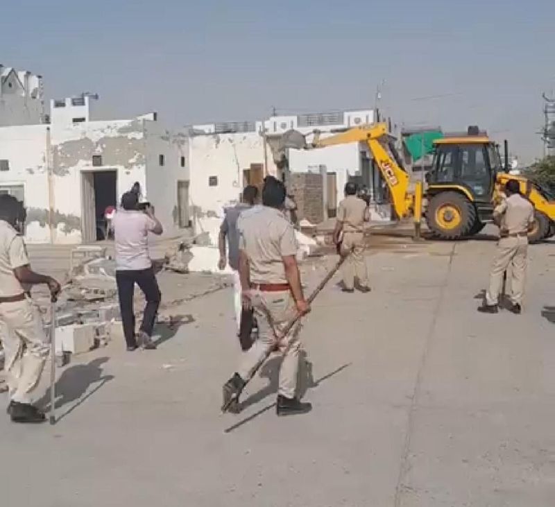 रावतसर में कार्रवाई करते पुलिस व प्रशासन और अतिक्रमण हटाते कर्मी।