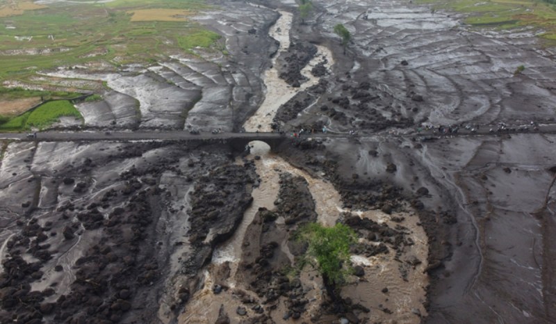 Indonesia cold lava flash floods causes chaos