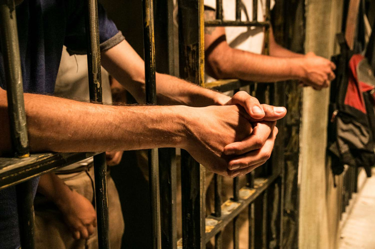 मूसलाधार बारिश बनी मुसीबत! 80 कुख्यात कैदी कलंबा सेंट्रल जेल में शिफ्ट, हथियार
और गोला-बारूद हटाये गए