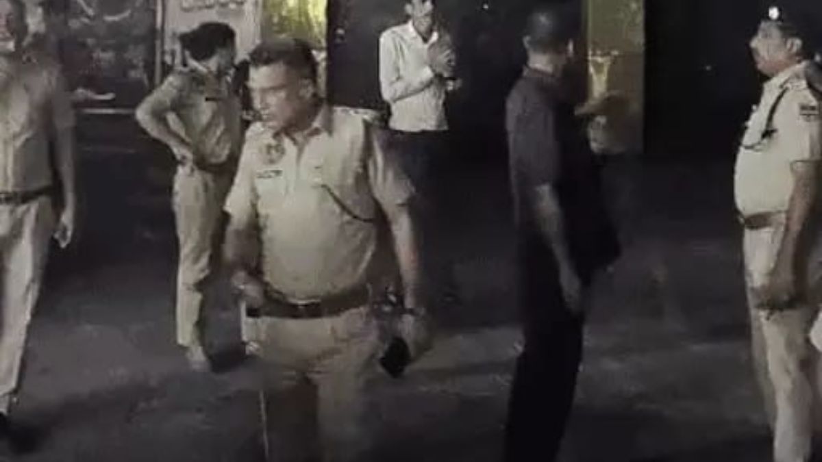 रात दो बजे जयपुर के फाइव स्टार होटल पर पुलिस का छापा, 12 थानों की पुलिस पहुंची,
15 युवतियां और 25 युवक पकड़े गए…. - image