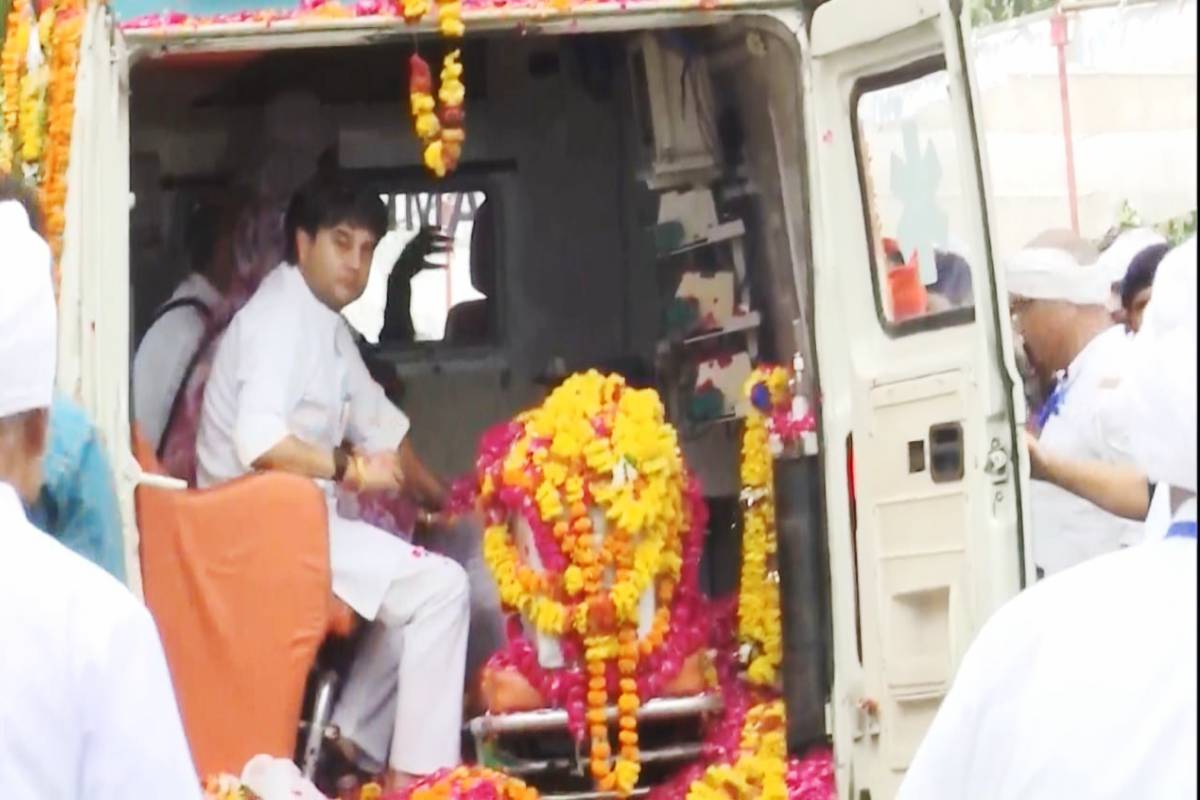 Madhavi Raje Scindia Funeral: राजमाता के दर्शन करने उमड़े हजारों लोग,
ज्योतिरादित्य ने खोले एंबुलेंस के दरवाजे, देखें वीडियो - image