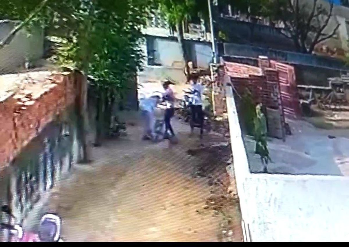 कलयुगी बेटे की करतूत: घर के बाहर लोहे की राड से पिता की बेरहमी से पिटाई, सीसीटीवी में कैद हुई घटना... देखें वीडियो