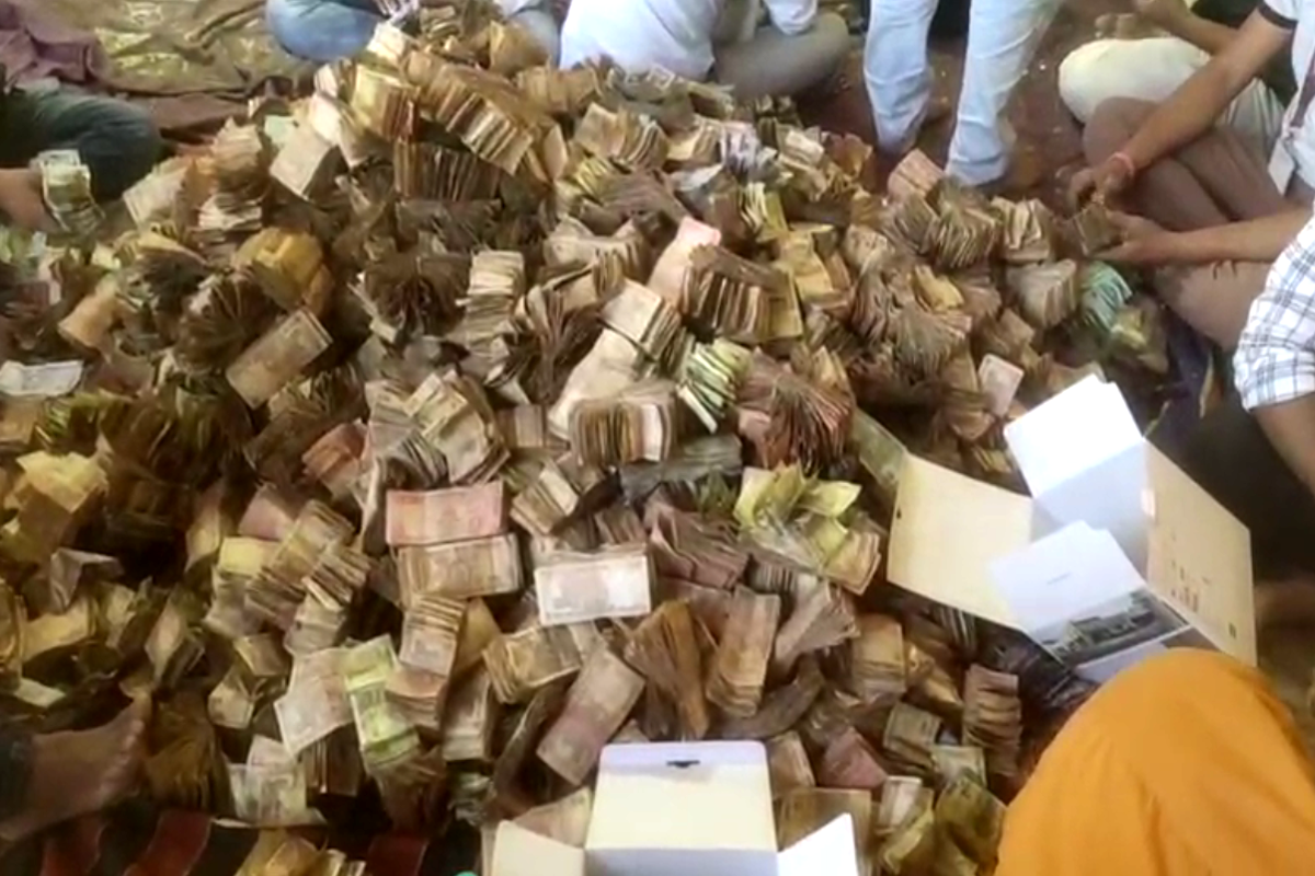मंदिर की दान पेटी से निकला ‘कुबेर का खजाना’, 55 लोगों को गिनने में लग गए 36
घंटे, Video - image
