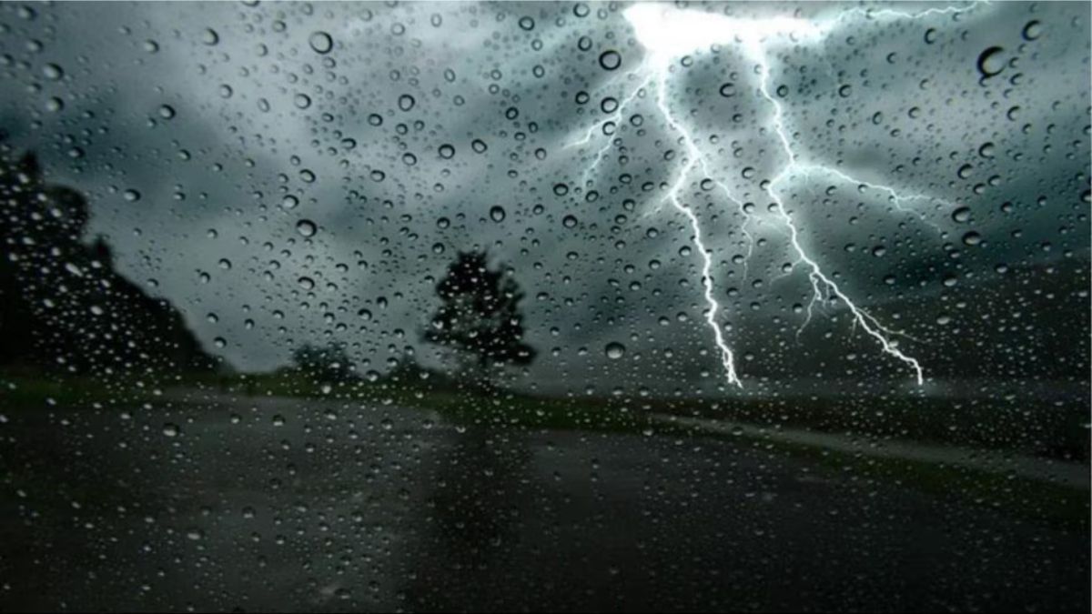 Weather Tomorrow: यूपी में अगले 4 दिन आंधी-तूफान के साथ बारिश की संभावना, IMD ने
अलर्ट जारी किया - image