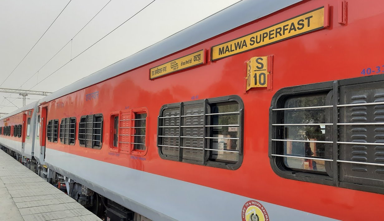 मालवा एक्सप्रेस में गुंडागर्दी: पैंट्री स्टाफ ने 3 यात्रियों को सुआ घोंपा, हालत
गंभीर