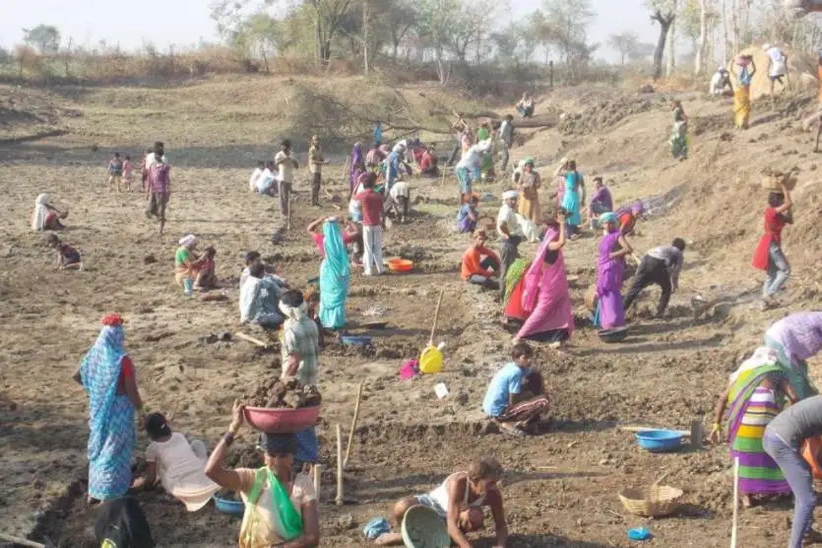 Rajasthan: मनरेगा में बिना कार्य के उठा रहे भुगतान, 50-50 फीसदी कमीशन पर हो रहा
खेल, ग्रामीणों ने दी चेतावनी - image