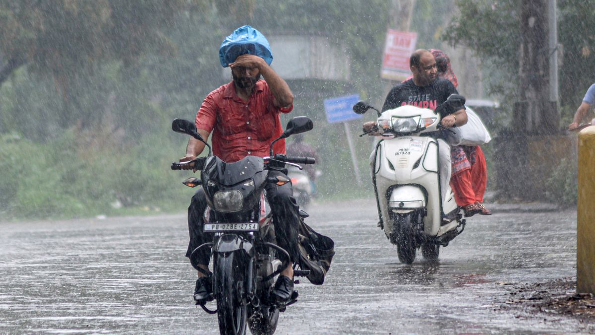 Monsoon Alert: झमाझम बारिश के साथ इस दिन होगी मानसून की एंट्री, मौसम विभाग ने की
भविष्यवाणी - image
