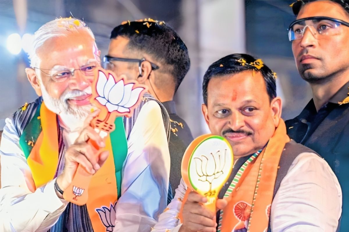 BJP कैंडिडेट रमेश अवस्थी के लिए पीएम मोदी ने त्रिशूल लेकर कानपुर में किया रोड
शो, फूलों से स्वागत