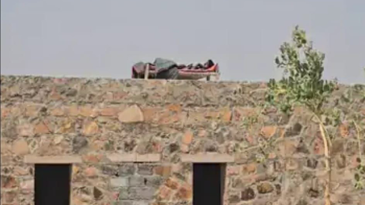 अपने ही घर की छत पर सो रहे युवक की चाकू से हत्या, गांव में फैली सनसनी