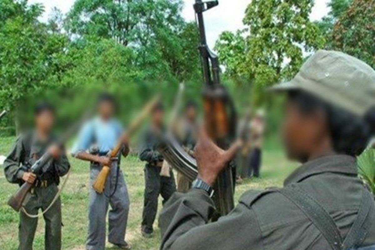 Breaking: नक्सलियों ने कुल्हाड़ी से ग्रामीण पर किया हमला, मरा समझकर छोड़ भागे
फिर…दहशत - image
