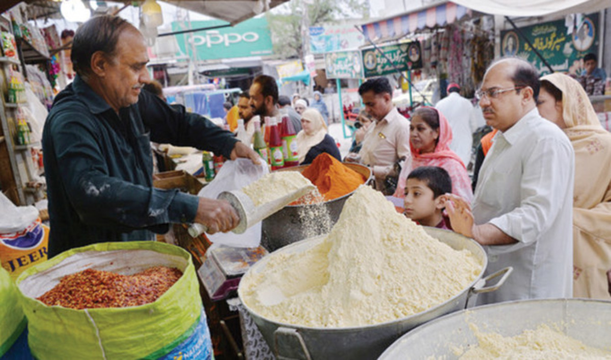 पाकिस्तानियों का गरीबी में आटा गीला! एक किलो आटे की कीमत हुई 800 रुपये - image