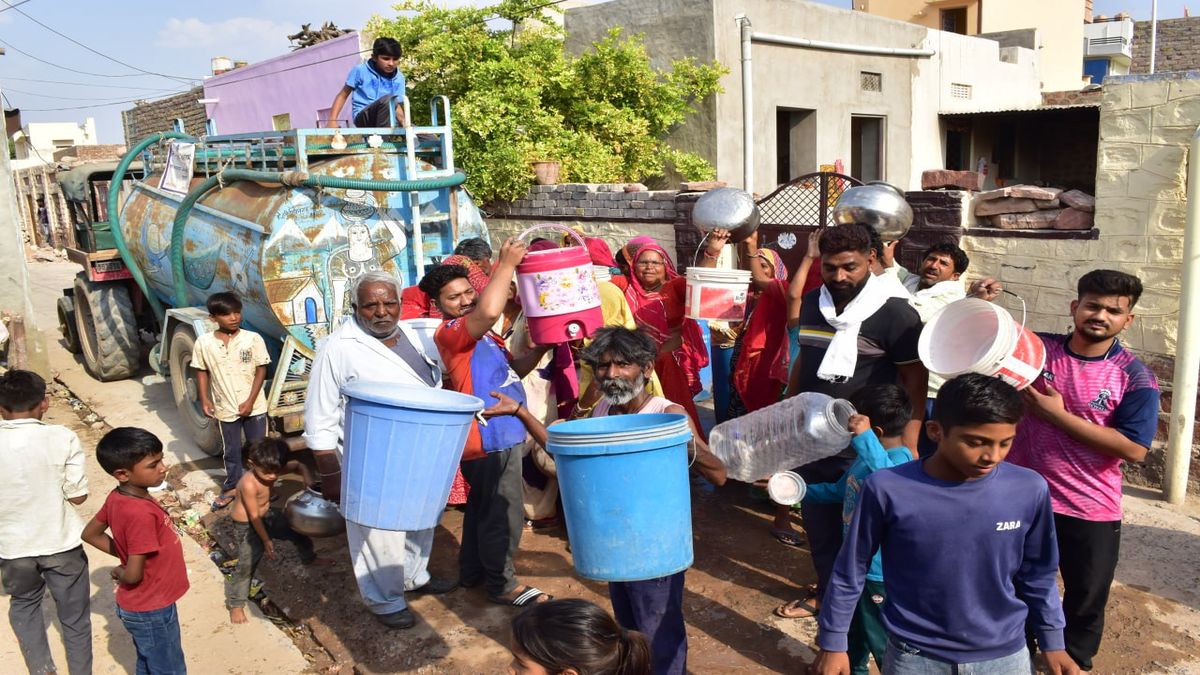 वीडियो में देखिए, नागौर शहर में पानी की किल्लत के चलते किस प्रकार परेशान हाे रहे
हैं शहरवासी, टेंकर पहुंचते ही लग जाती है भीड़