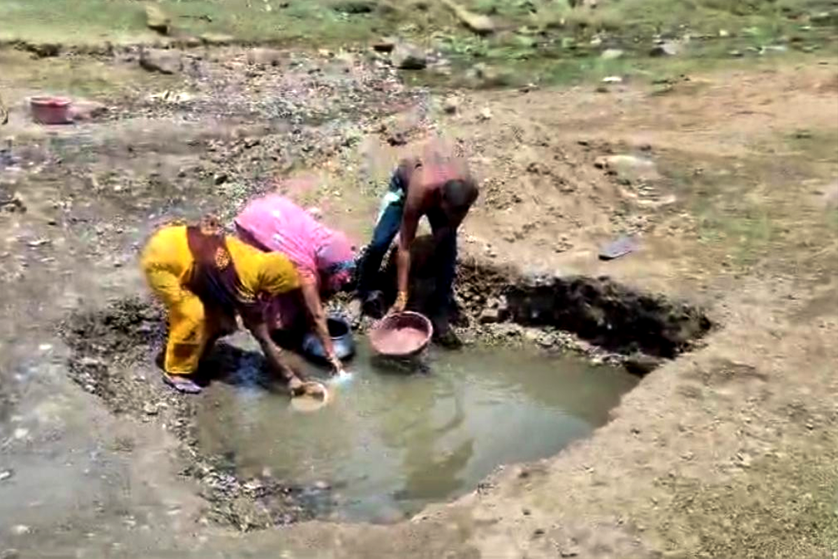 Drink Water Crisis : शर्मनाक ! इस्तेमाल के बाद बहकर सूखे नाले में आया पानी पीने
को मजबूर हैं यहां लोग, पेल हुई नल-जल योजना - image