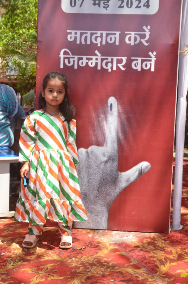 To explain the importance of voting to the children, many parents had brought their children along to vote. Similarly, 8 year old Riya, who came with her mother, said - I will also vote after 10 years.
Send feedback
Side panels
History
Saved