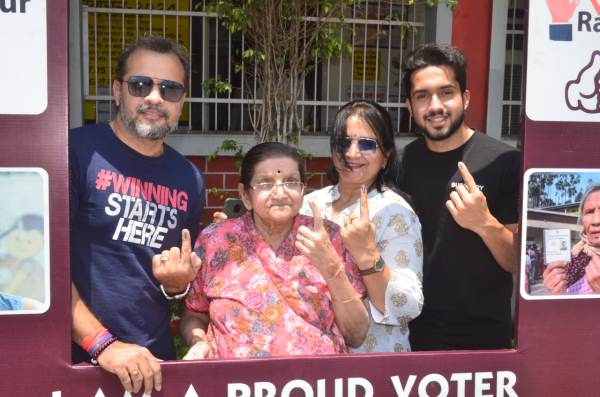 Senior citizens also voted in large numbers in this Lok Sabha election. One such elderly lady along with her family came to vote at Atmanand School located at Martyr Memorial.