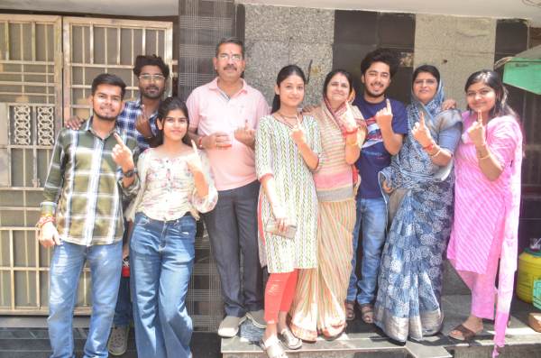 Many people had come to vote with their entire families. Some families were also seen in which voters from three generations had come together to cast their vote