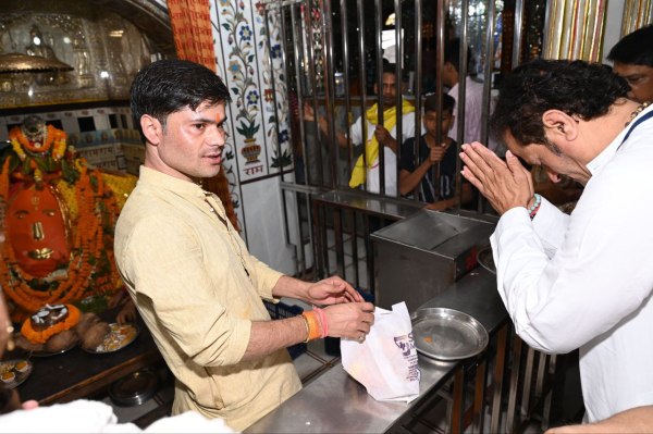 Congress candidate from Raipur Lok Sabha Vikas Upadhyay prayed for victory by worshiping at Gudhiyari Hanuman temple. During this time a large number of workers were also present with him
