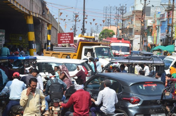 Due to this, there was a long queue of two-wheelers and four-wheelers throughout the day on Wednesday