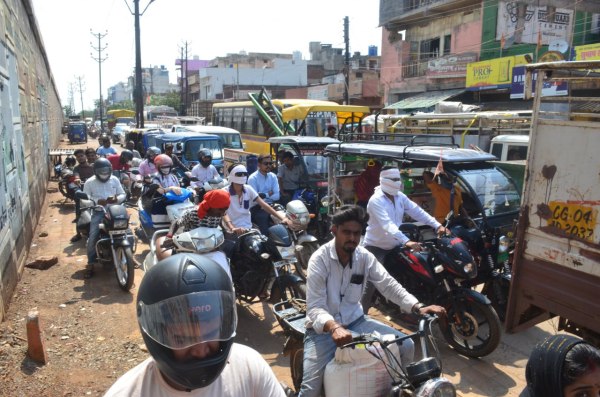 Due to this, there was a long queue of two-wheelers and four-wheelers