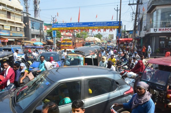 Due to this, there was a long queue of two-wheelers and four-wheelers