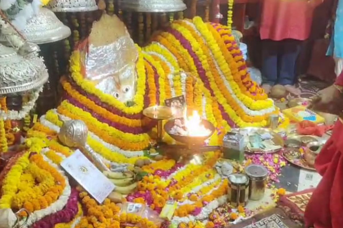 पांडुपोल हनुमान मंदिर में भक्तों की भारी भीड़, देखें वीडियो 