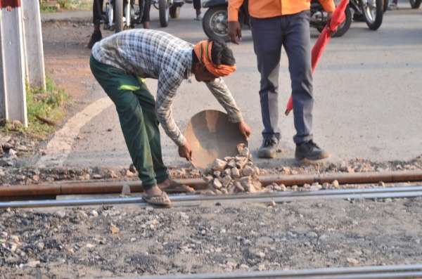 Railways is busy in increasing the speed of trains. This work was to be done a year ago, but due to delay, track repair work is currently going on in many sections