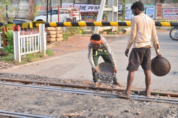 These days, railway gangs have come on the tracks between Raipur station and Sarona