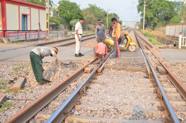 At Saraswati Nagar gate, digging was done to raise the track which had become level with the road, and gravel was laid on both sides.