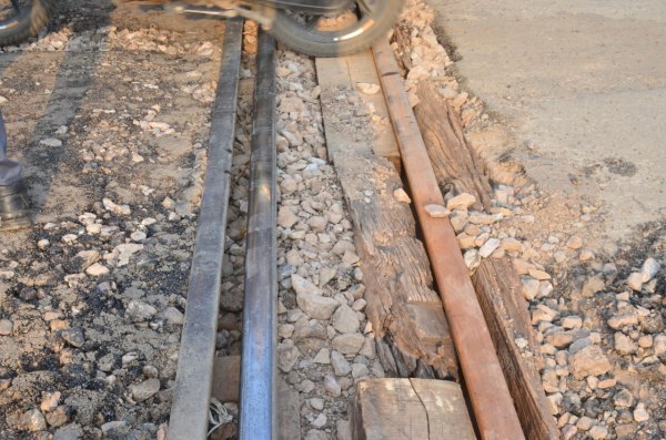 At Saraswati Nagar gate, digging was done to raise the track which had become level with the road, and gravel was laid on both sides.