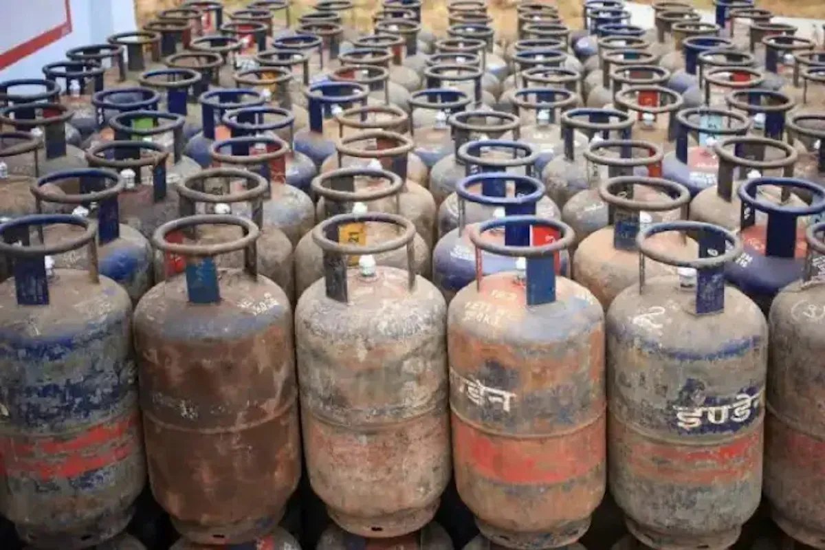 LPG Cylinder Prices: 1 मई को सुबह-सुबह आई बड़ी खुशखबरी, गैस सिलेंडर हुआ सस्ता,
यहां जानें नई कीमत - image