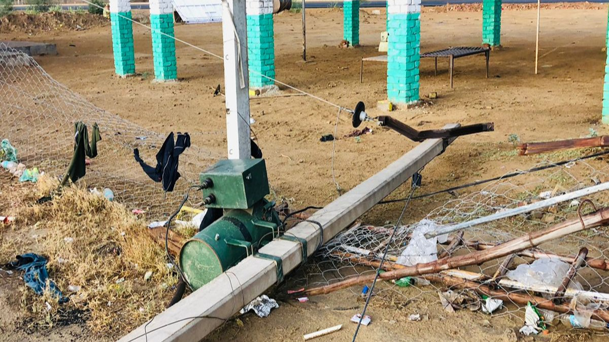 पहली आंधी में लड़खड़ाई बिजली, राजस्थान के इस जिले में 250 पोल टूटे