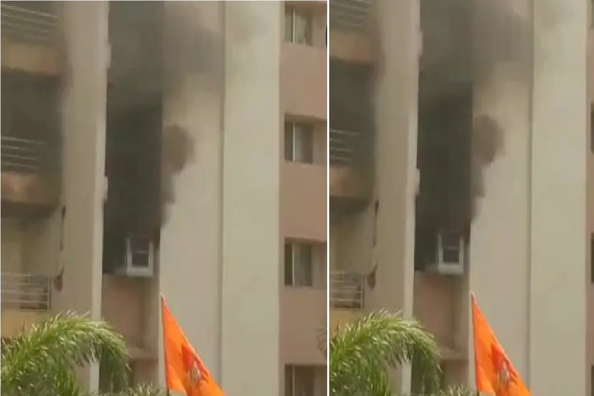 6 मंजिल के फ्लैट में अचानक हुई भीषण आगजनी, दूर-दूर तक फैली आग की लपटें… घर से
भागे लोग