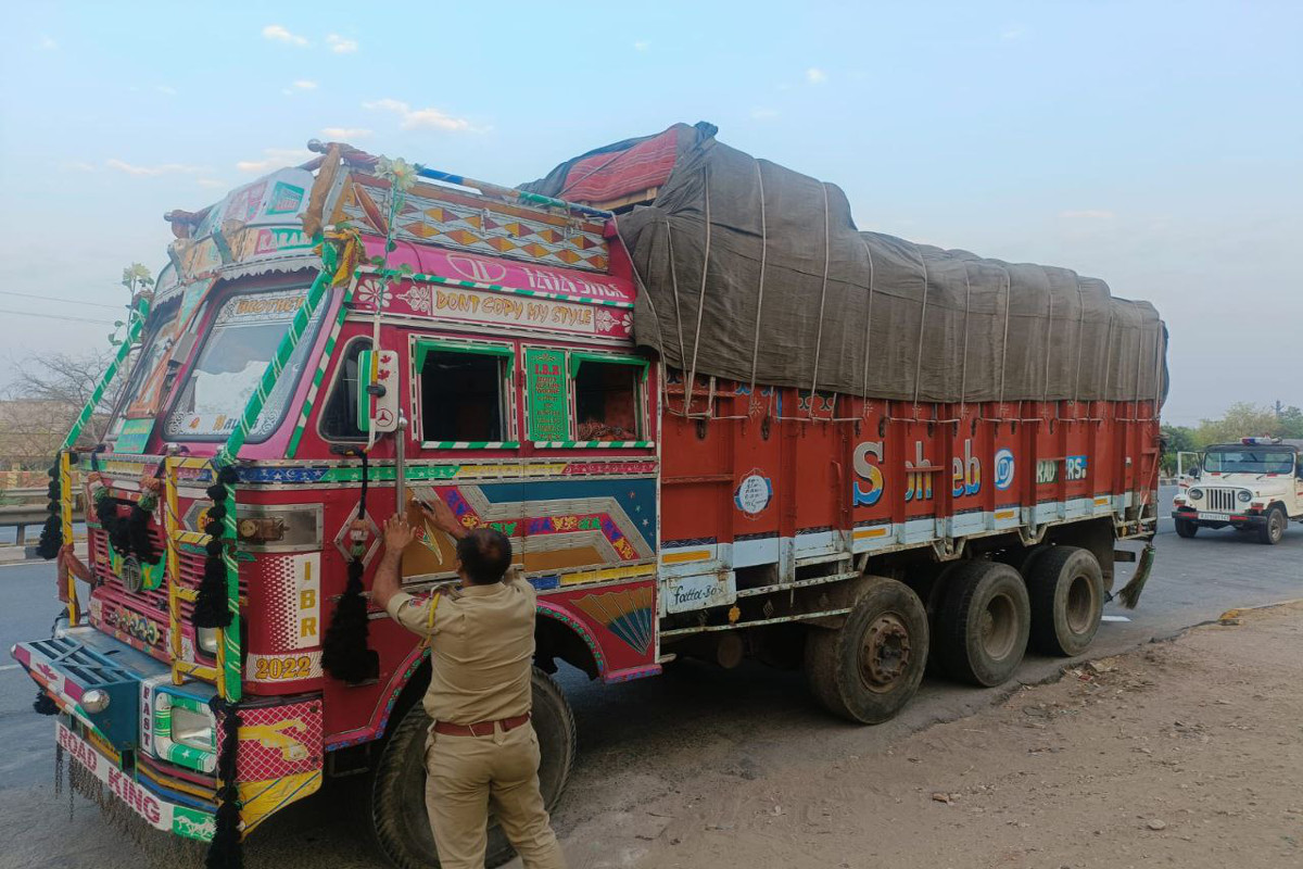 Rajasthan: पीछा कर परिवहन दल ने ट्रक रुकवाया, चालक-खलासी शौचालय जाने के बहाने
फरार, ट्रक के पीछे जाकर देखा तो उड़े होश - image