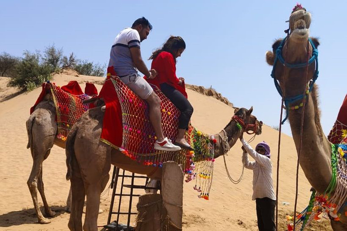 Rajasthan News: भरी दोपहरी में रेत के टीलें पर ऊंटों की सवारी, इसके बाद हुआ ऐसा
