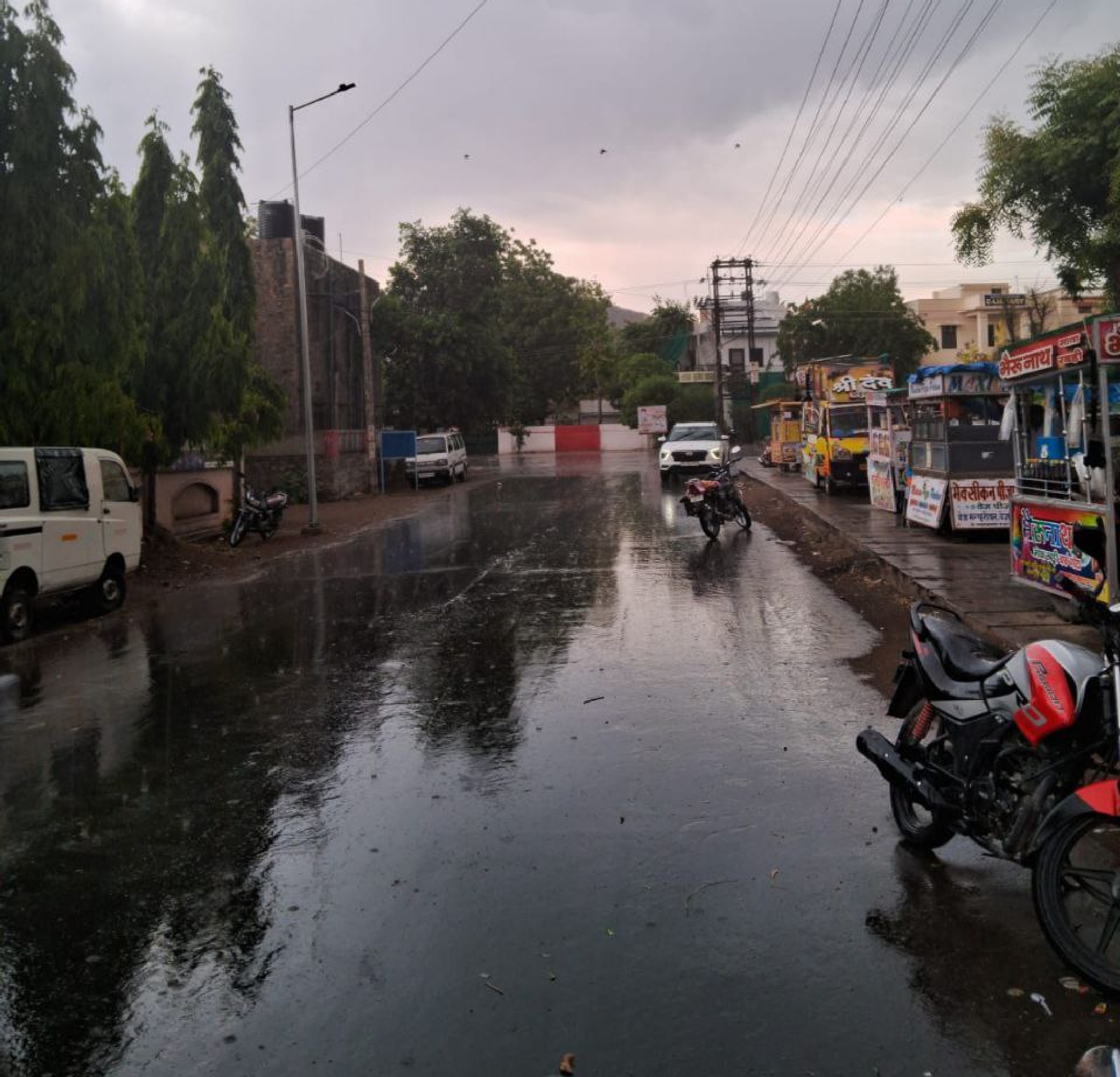दिनभर तेज गर्मी के बाद शाम को हल्की बारिश: तेज हवा के साथ जिले में कई जगह बारिश,
तापमान में गिरावट