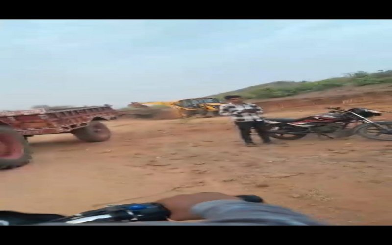 सडक़ के लिए पहाड़ी से उठाई जा रही मिट्टी।