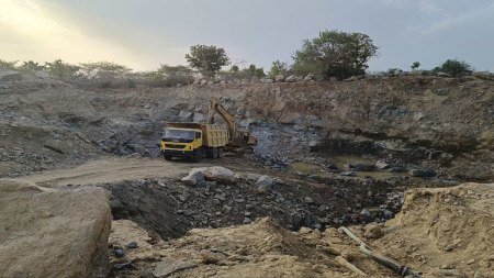ओरछा। बबेड़ी जंगल में खनन करते हुए पकड़ी गई मशीनें।