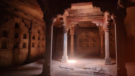 ओरछा में स्थित सावन-भादौ टॉवर और उसके नीचे बने प्राकृतिक एसी कमरें।