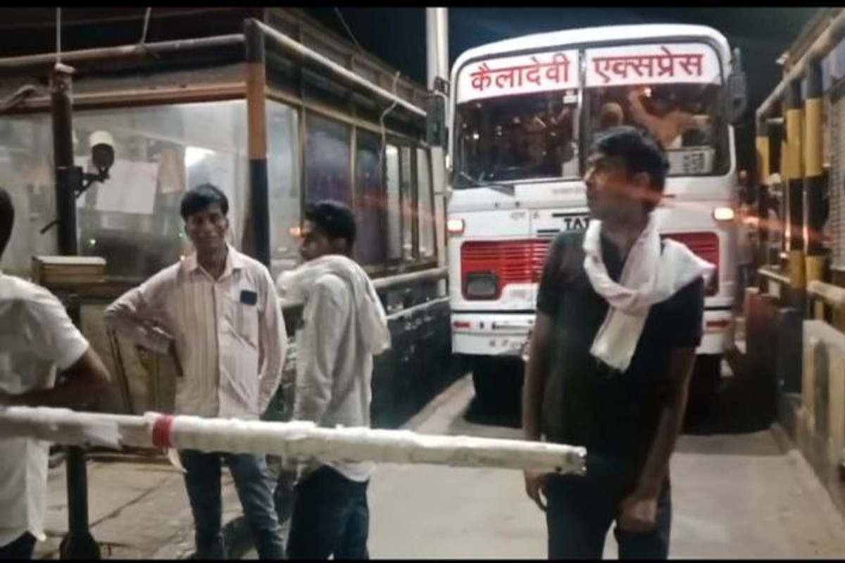 राजस्थान में यहां वाहन का टोल लेने की बात को लेकर मारपीट, टोल छोड़कर भागे
कर्मचारी, फ्री चला टोल - image