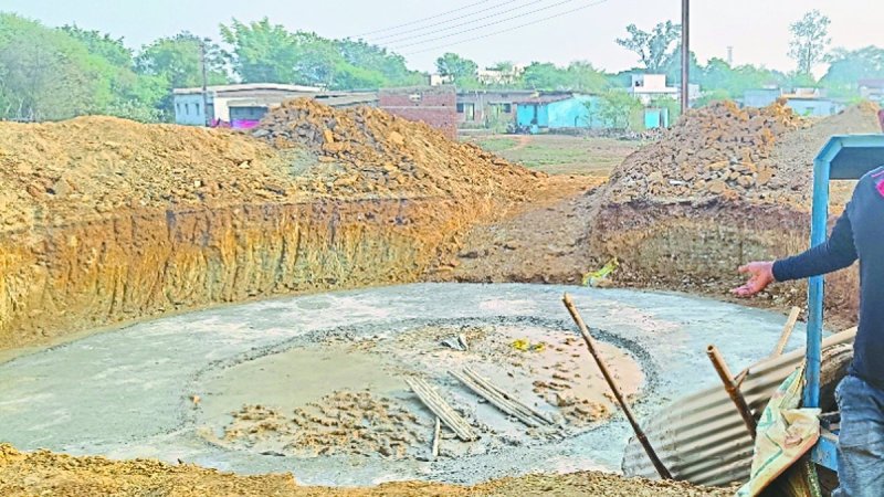 बालोद नगर का कुंदरूपारा पानी की समस्या से जूझ रहा है। वहीं जब पानी टंकी बनाने की बारी आई तो स्टे लग गया। यह मामला न्यायालय में चल रहा है। अब नगर पालिका ने बड़ा फैसला लिया है। अब टंकी के निर्माण के लिए दूसरी जगह का चयन करेगा।